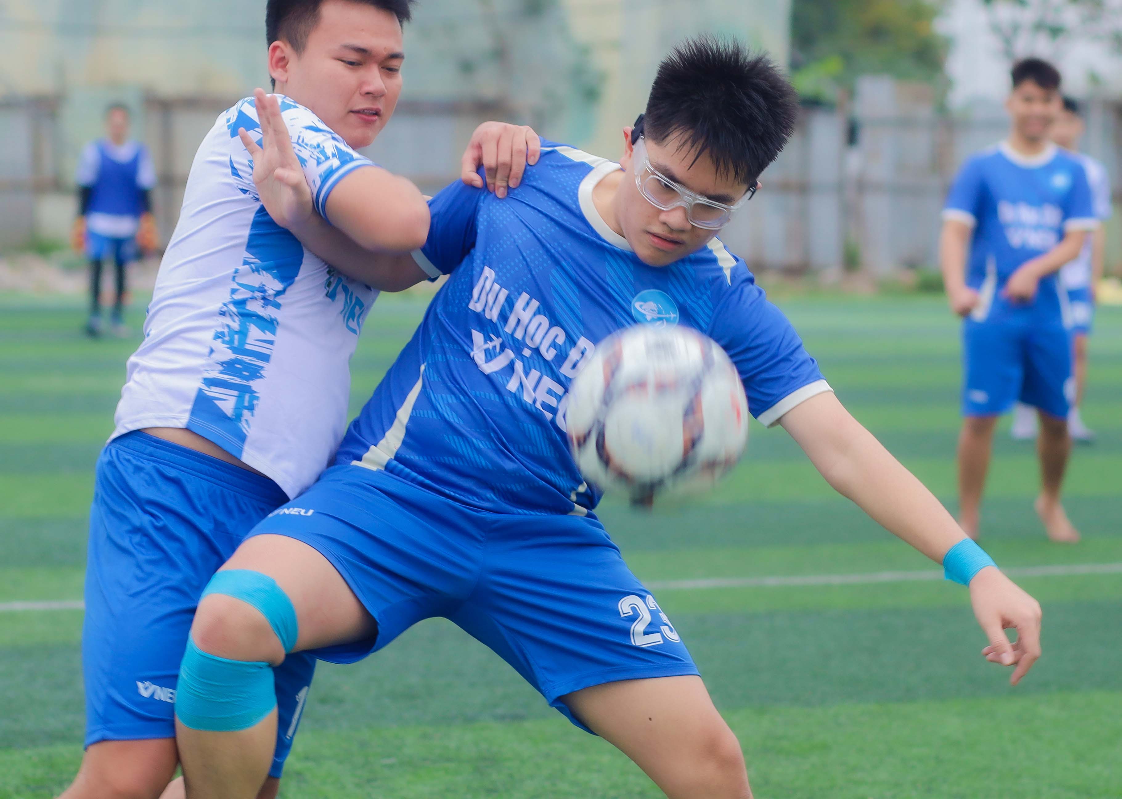 Khoảnh khắc các cầu thủ tranh chấp bóng hoặc ăn mừng bàn thắng