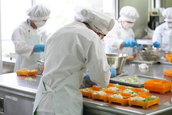 ảnh cô gái đang chế biến thực phẩm 
