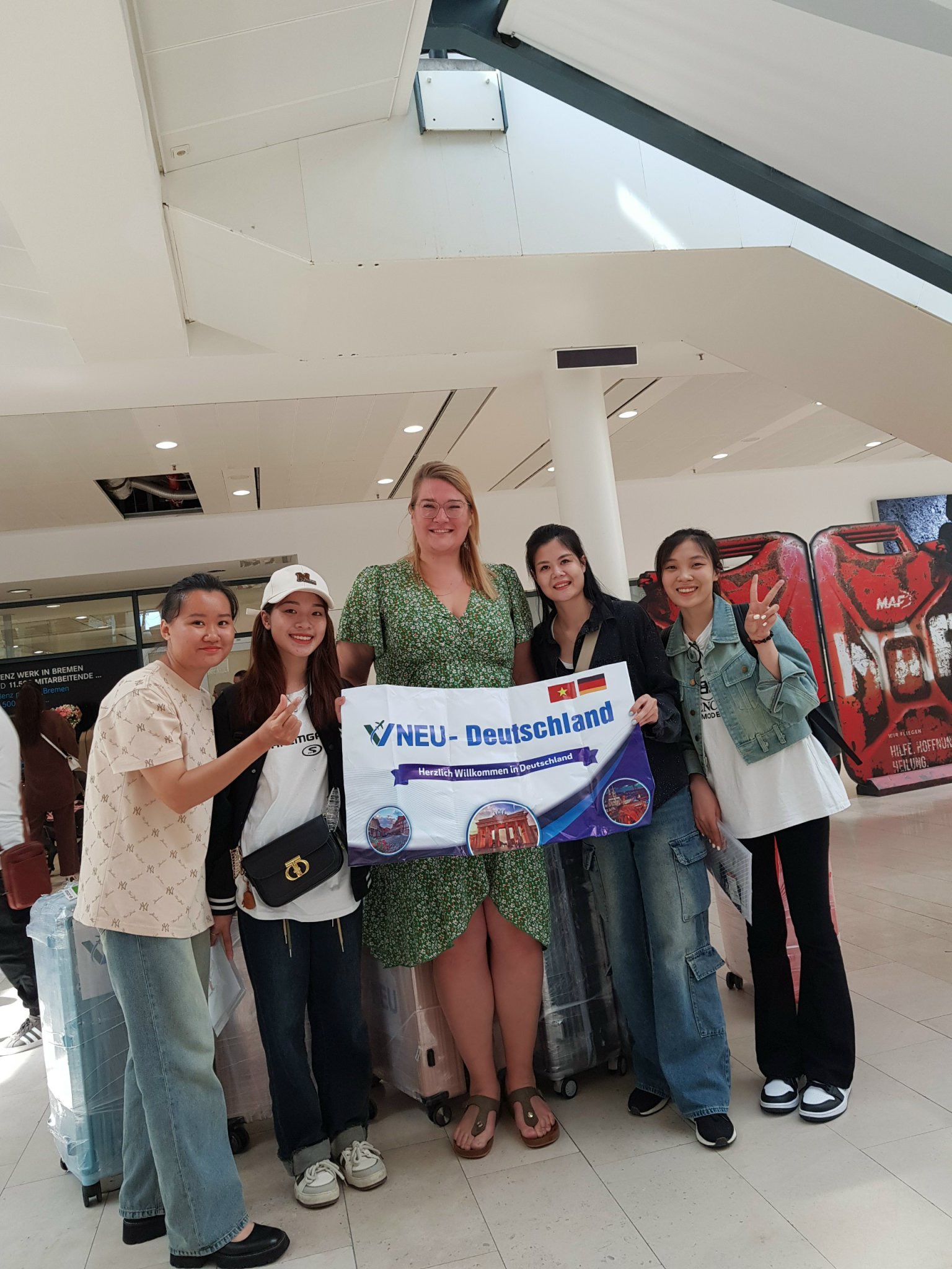 ảnh VNEU đón học viên ở sân bay