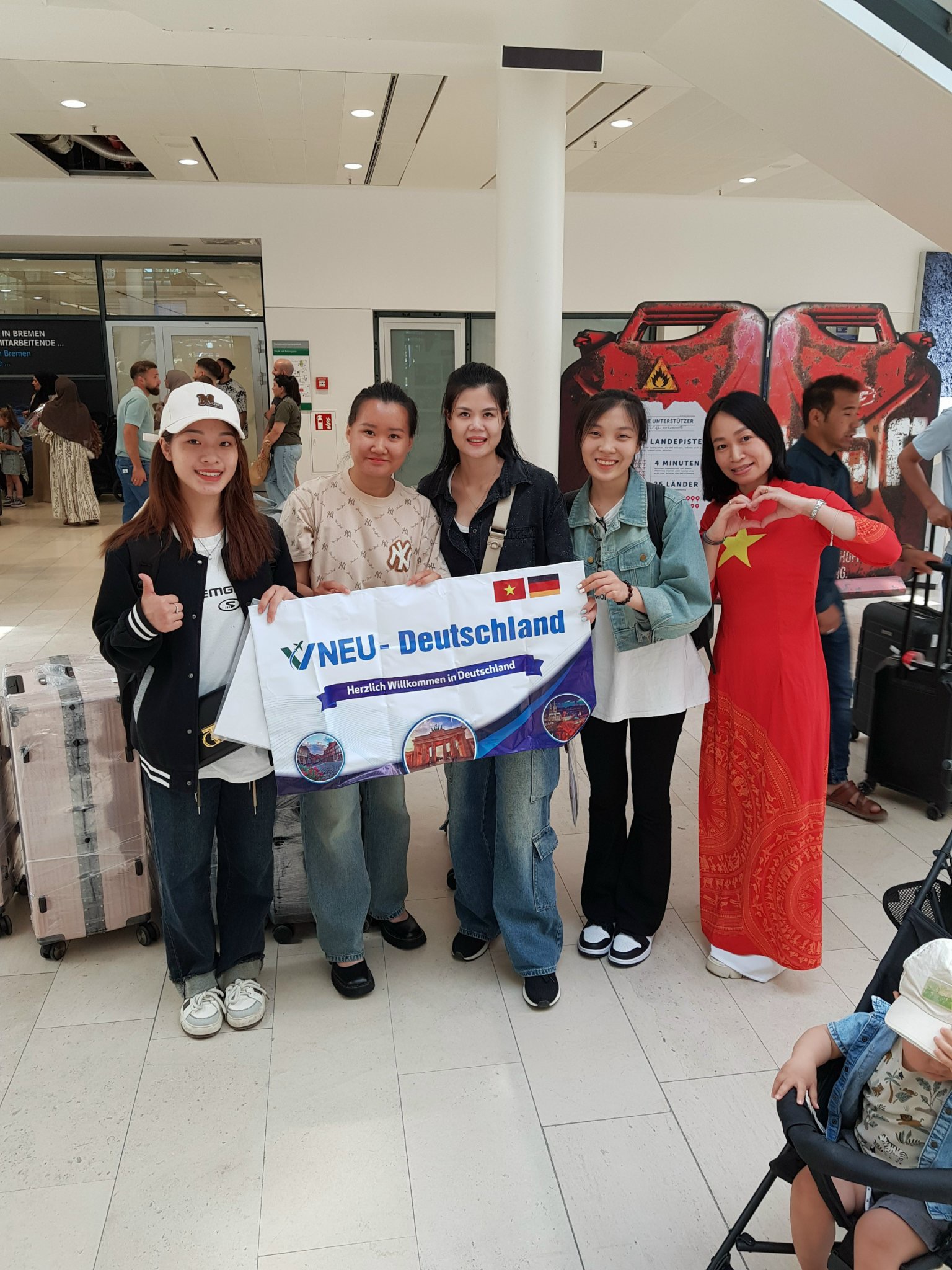 cô Vy đón học viên tại sân bay