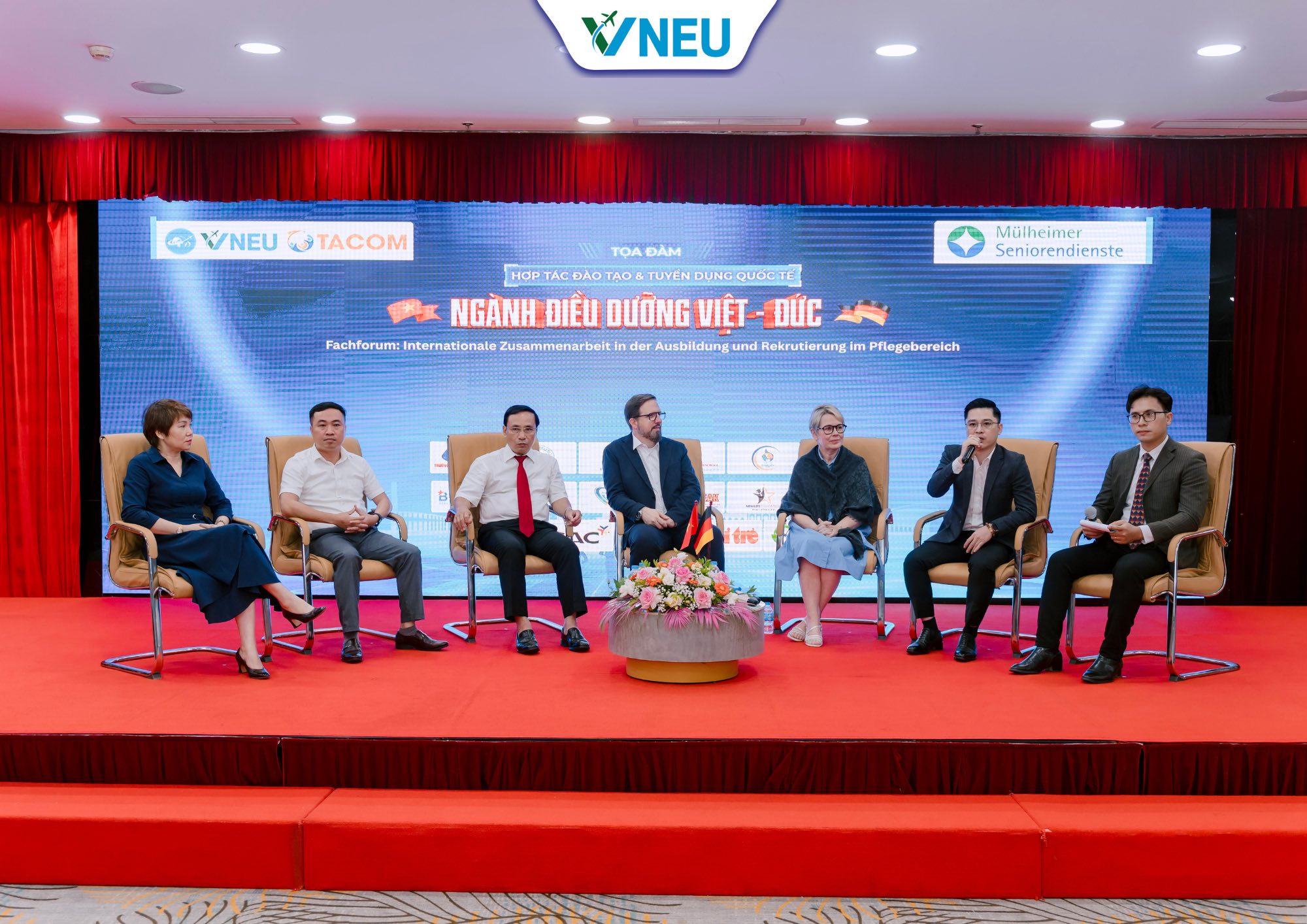 Ảnh 1: Diễn giả tại buổi Tọa đàm chia sẻ về thị trường lao động tại Đức