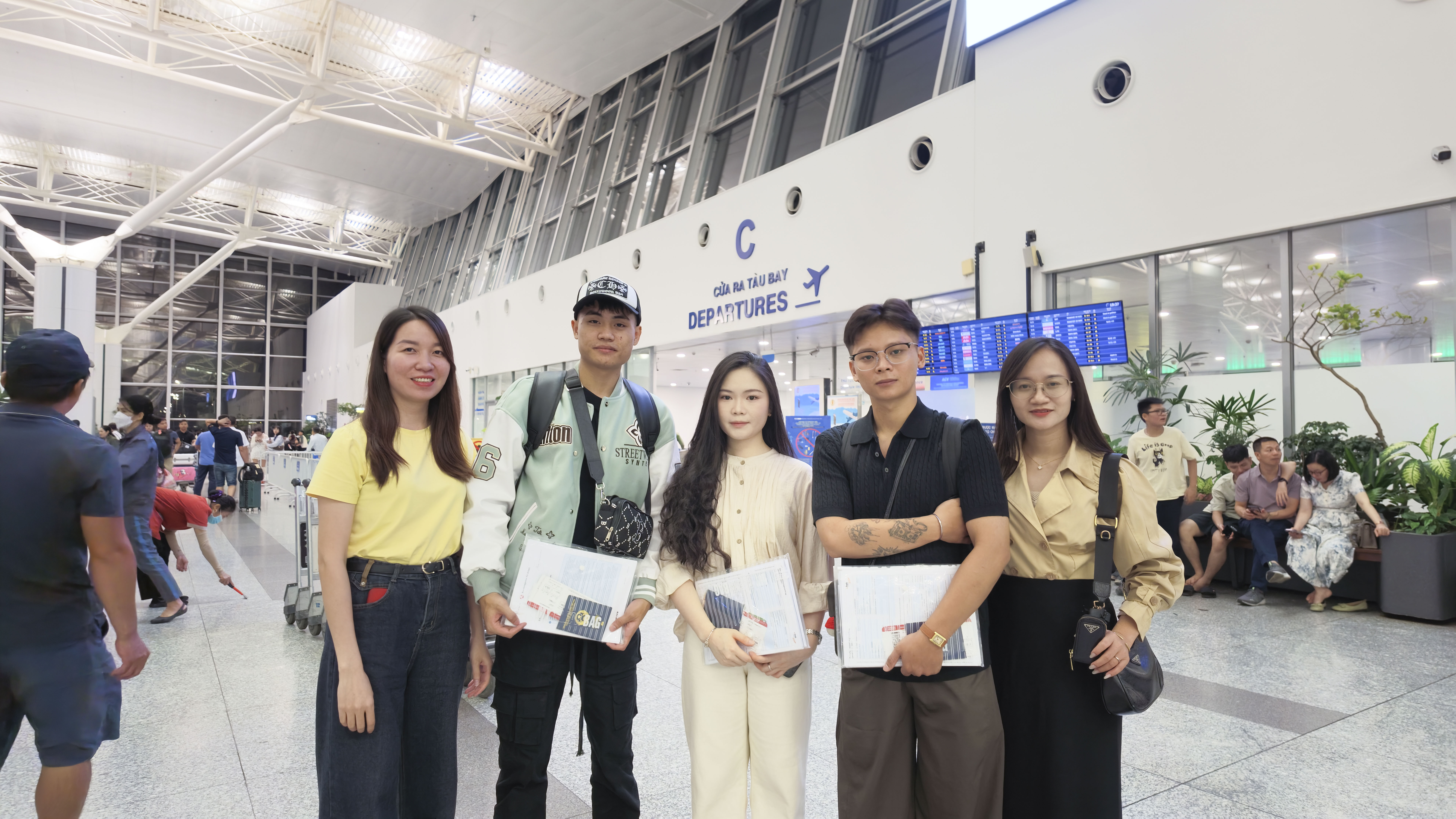 Thanh Thúy, Khánh Duy, Hữu Chúc và cán bộ nhân viên VNEU trong buổi tiễn bay 