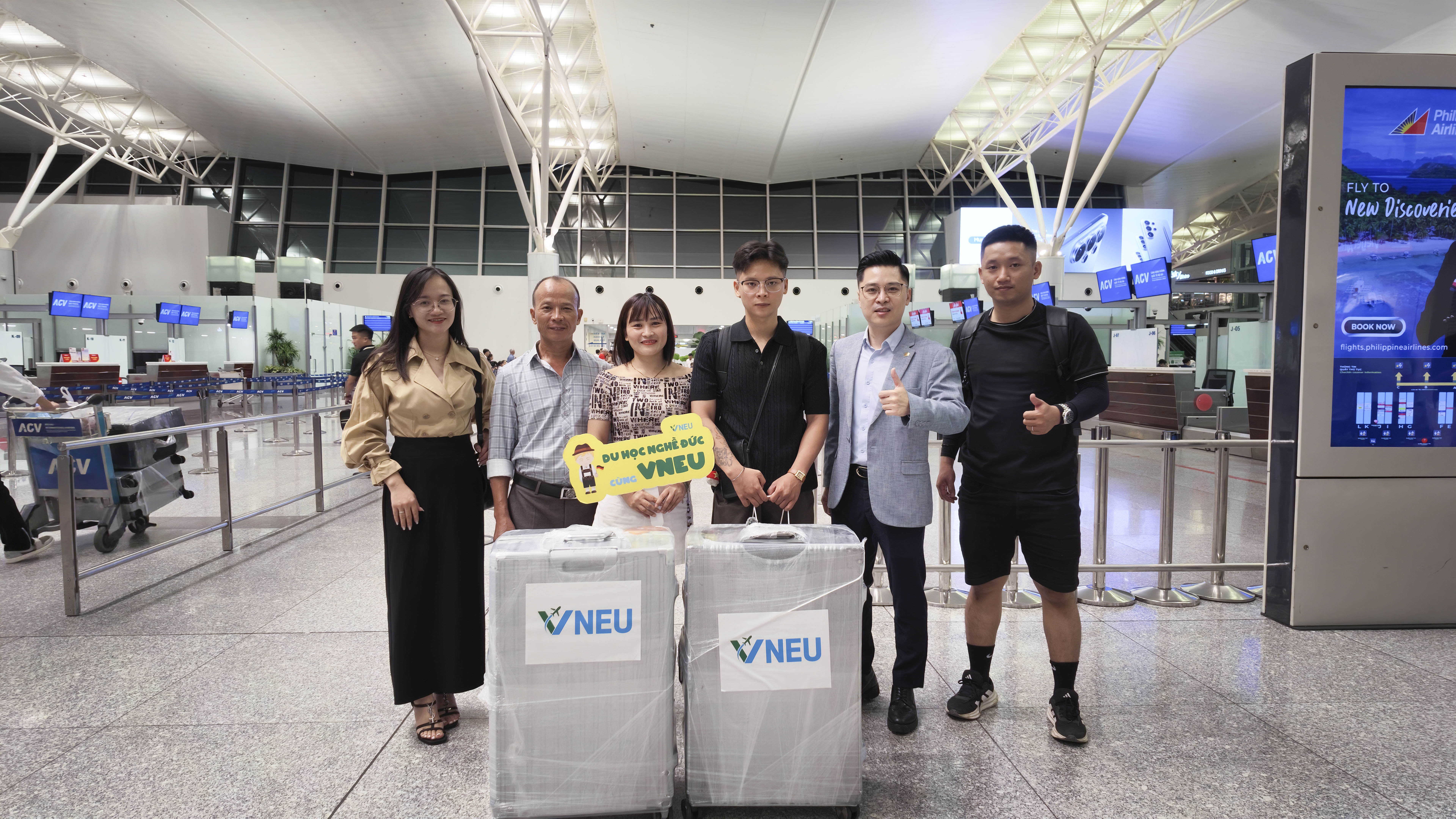Gia đình Hữu Chúc và cán bộ nhân viên VNEU trong buổi tiễn bay