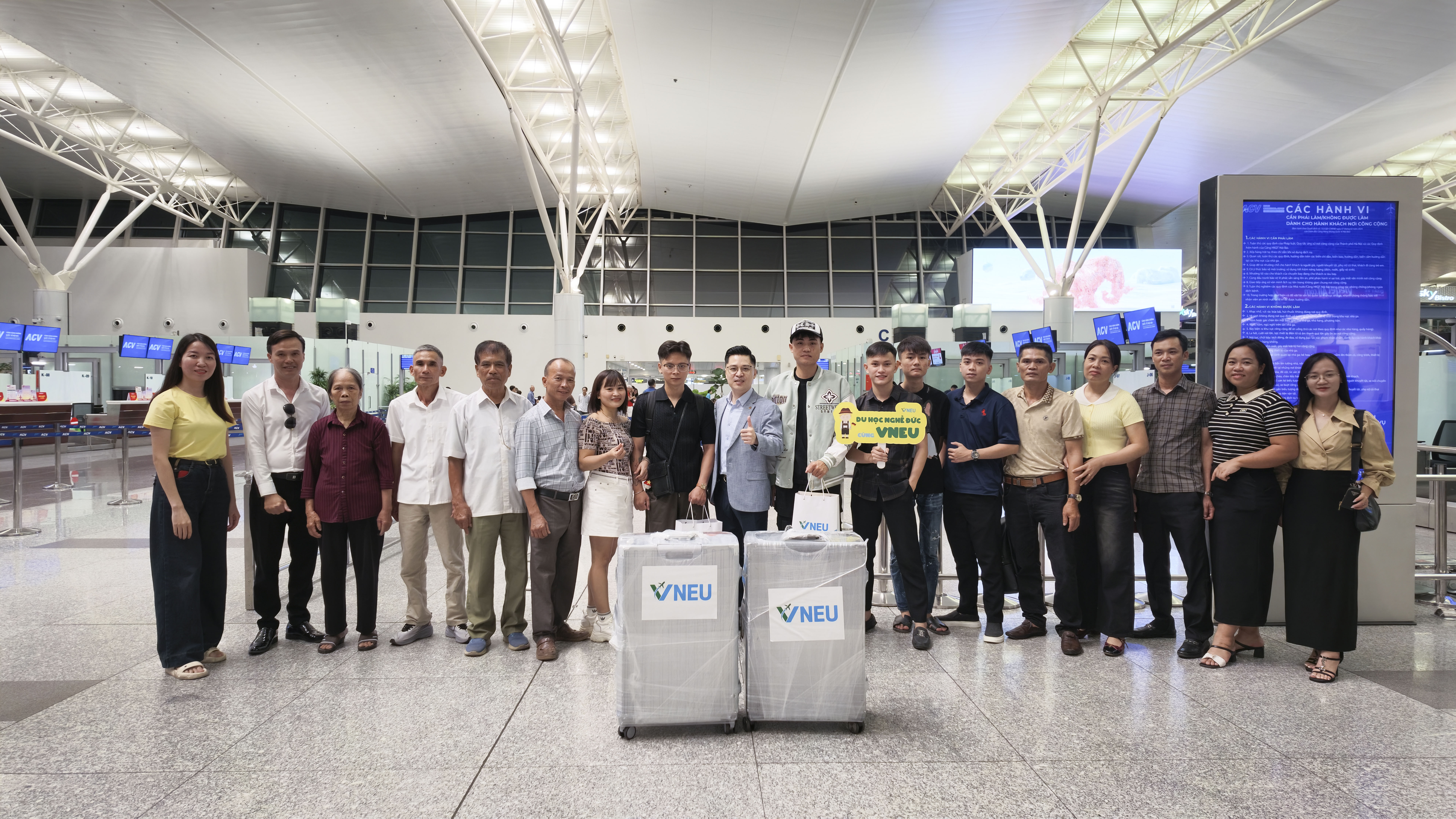 Gia đình học viên và cán bộ nhân viên VNEU trong buổi tiễn bay 
