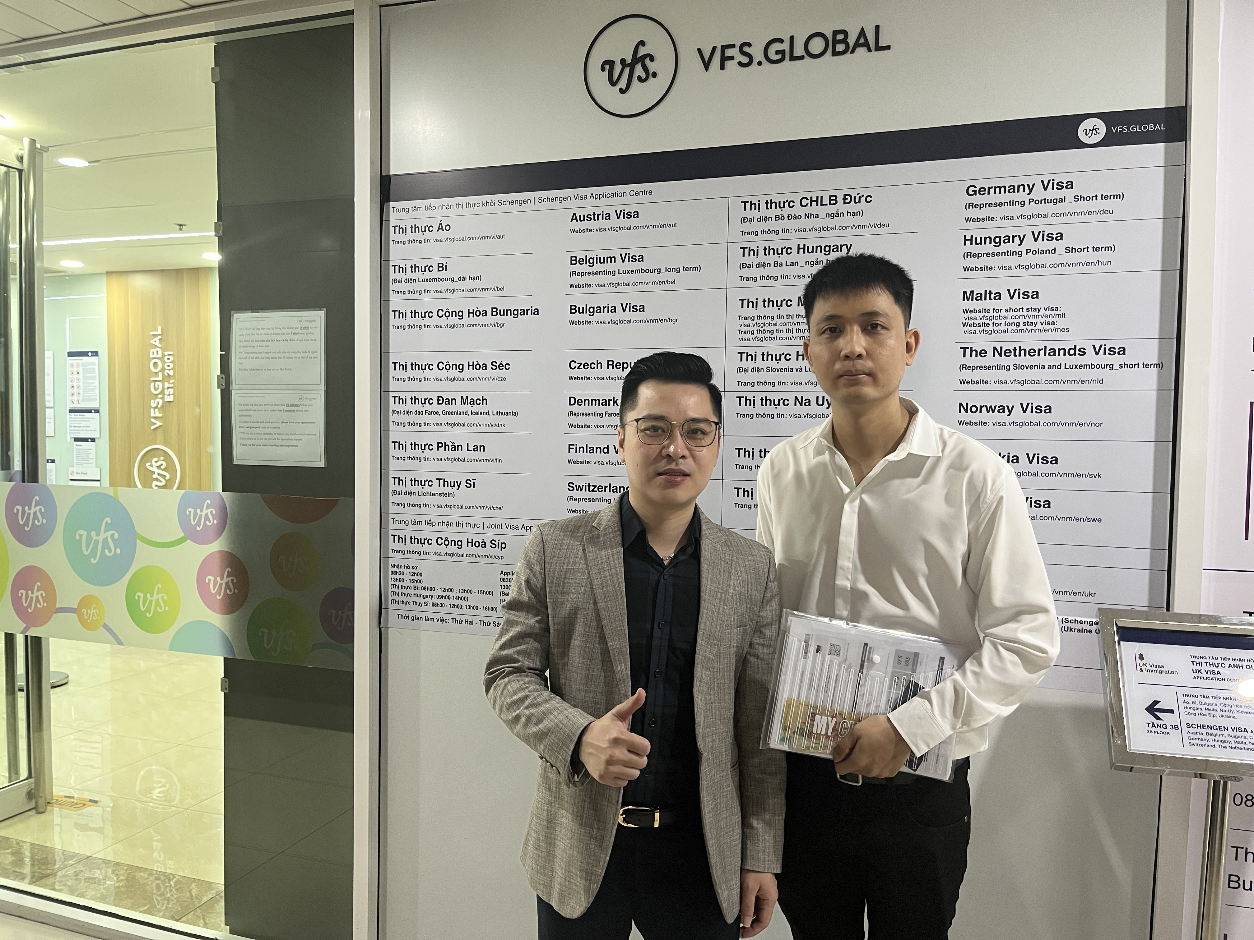 Học viên Hồ Công Hoàng và BLĐ VNEU xin visa tại VFS