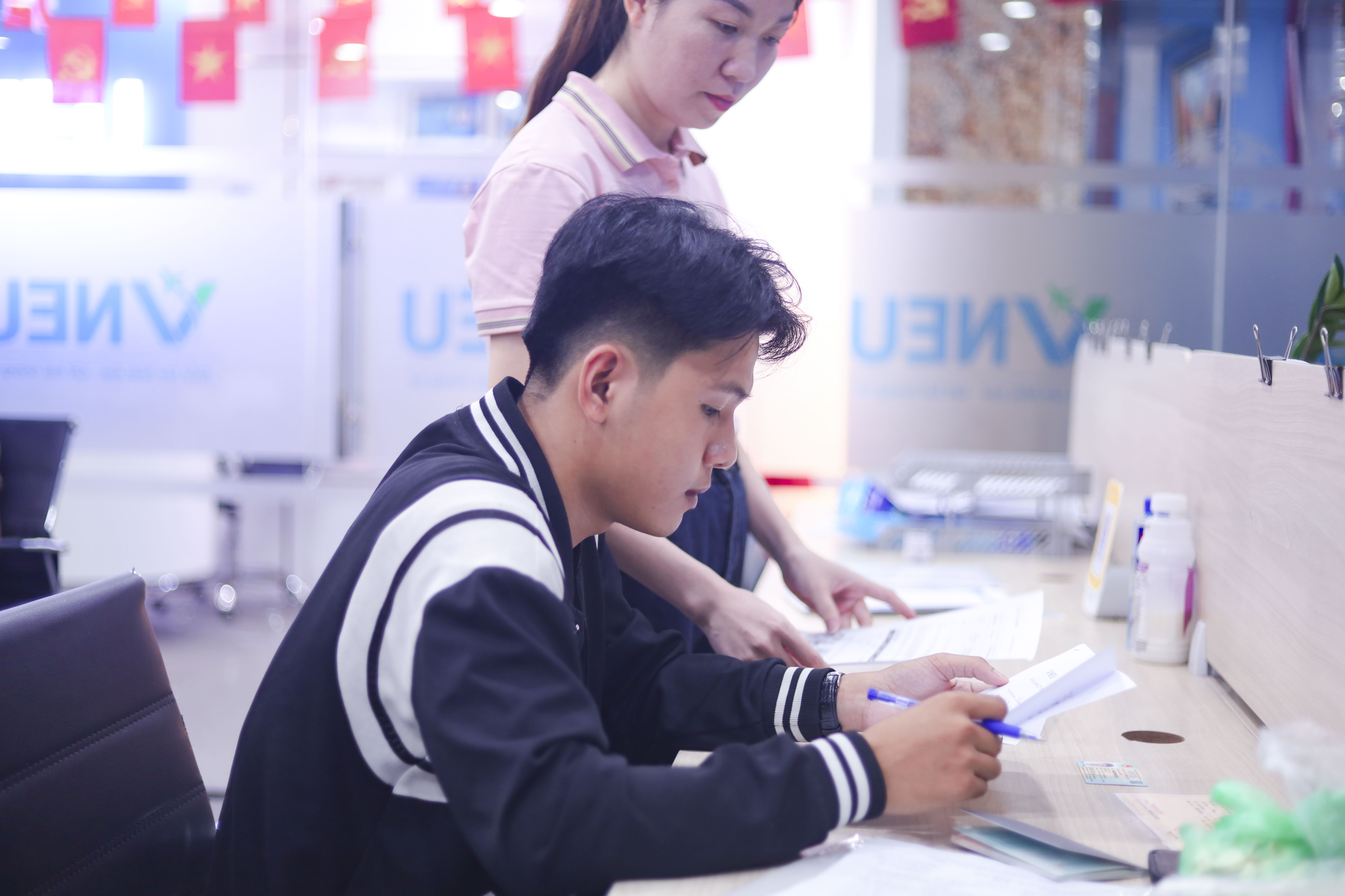Huỳnh Vũ tại VNEU trước khi xin visa