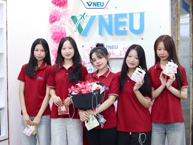 VNEU chào mừng Ngày Phụ nữ Việt Nam 20/10: Gắn kết nội bộ, lan tỏa yêu thương